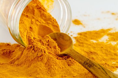 Organik sarı zerdeçal tozu