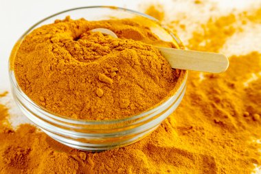 Organik sarı zerdeçal tozu