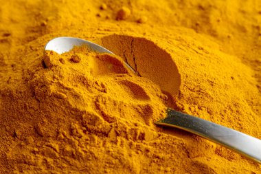 Organik sarı zerdeçal tozu