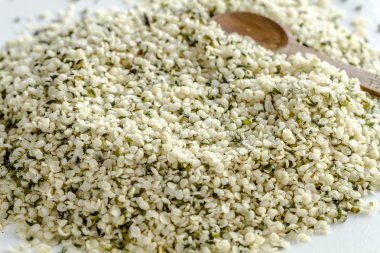 Ham kabuklu kenevir tohumu