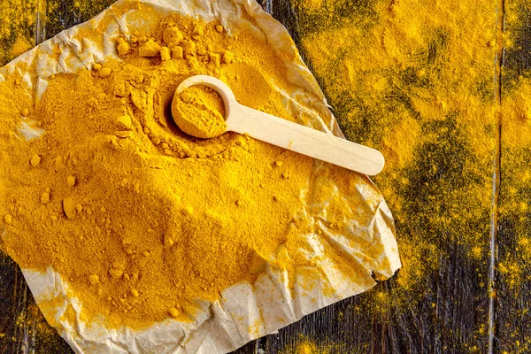 Polvere di curcuma gialla biologica — Foto Stock