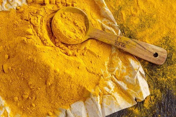 Organická žlutá kurkuma prášek — Stock fotografie