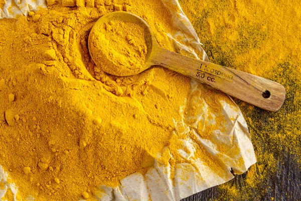 Polvere di curcuma gialla biologica — Foto Stock