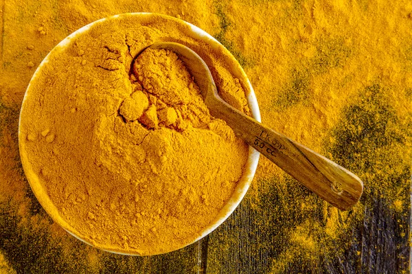 Polvere di curcuma gialla biologica — Foto Stock