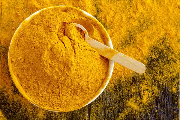 Polvere di curcuma gialla biologica — Foto Stock