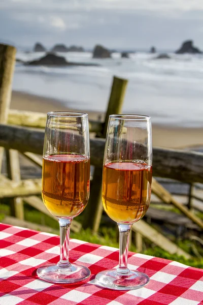 Zonsondergang picknick op Oceaan kijken — Stockfoto