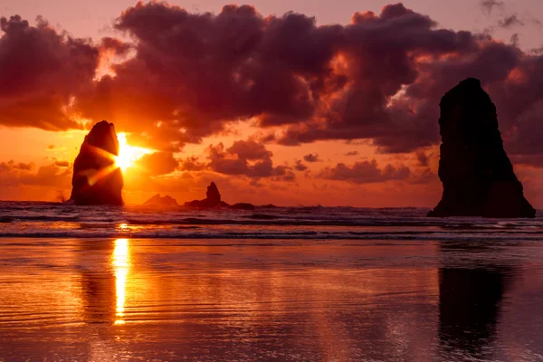 Puesta de sol en Cannon Beach Oregon —  Fotos de Stock