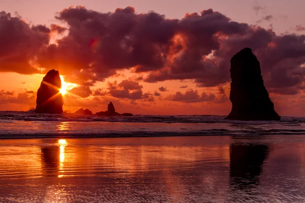 Pôr do sol em Cannon Beach Oregon — Fotografia de Stock