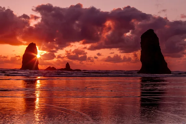 キャノンビーチ オレゴン州の夕日 — ストック写真