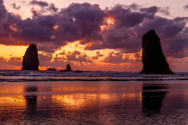 Puesta de sol en Cannon Beach Oregon —  Fotos de Stock