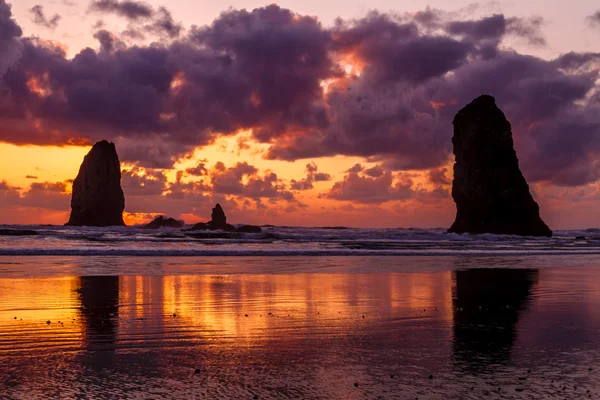 Puesta de sol en Cannon Beach Oregon —  Fotos de Stock