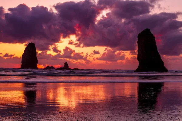 Puesta de sol en Cannon Beach Oregon —  Fotos de Stock