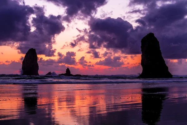 Pôr do sol em Cannon Beach Oregon — Fotografia de Stock