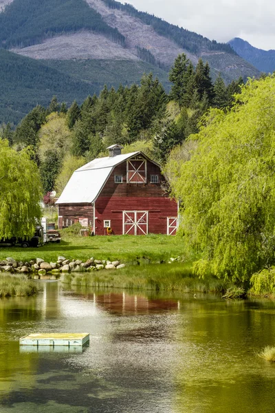 Brinnon Washington granero por estanque — Foto de Stock