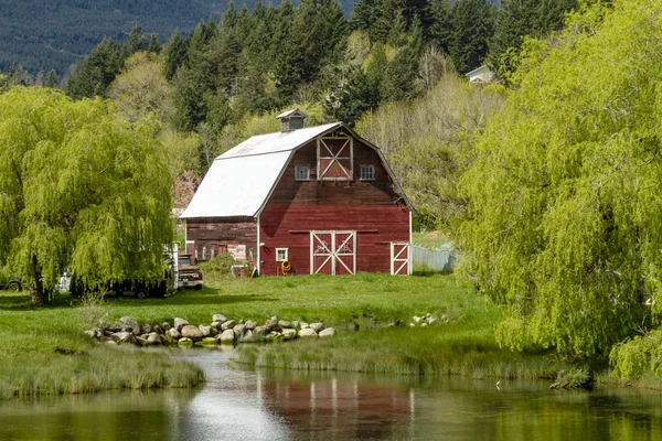 Brinnon Washington Barn by Pond — Stock Photo, Image