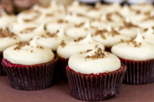 Diverse cupcakes på displayet - Stock-foto