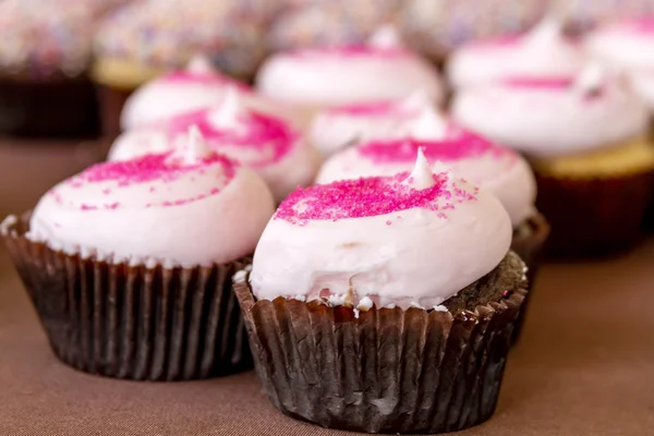 Geassorteerde Cupcakes tentoongesteld — Stockfoto