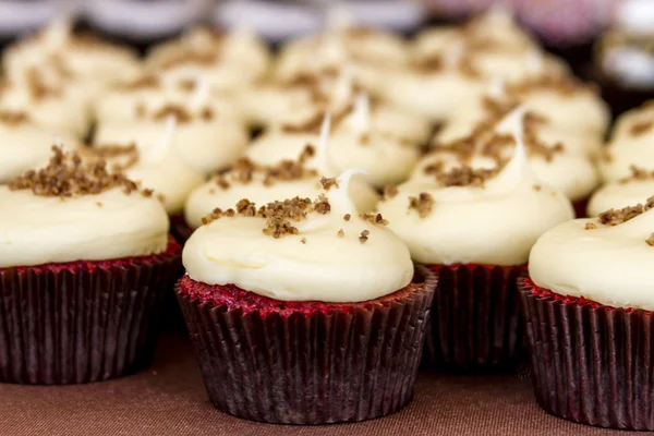 Geassorteerde Cupcakes tentoongesteld — Stockfoto