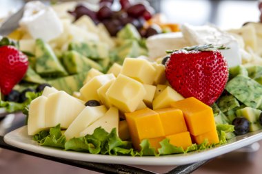 Meyve ve peynir tepsisi ekranda