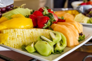 Meyve ve peynir tepsisi ekranda