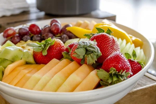 Obst- und Käsetablett ausgestellt — Stockfoto