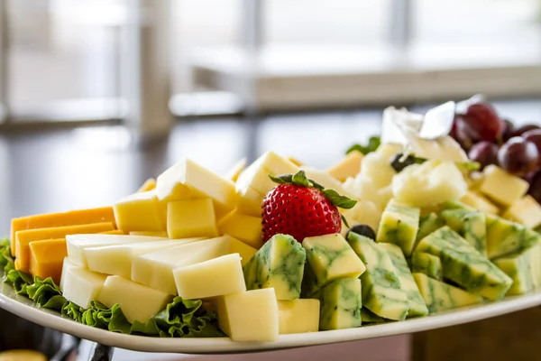 Vassoio frutta e formaggio in mostra — Foto Stock