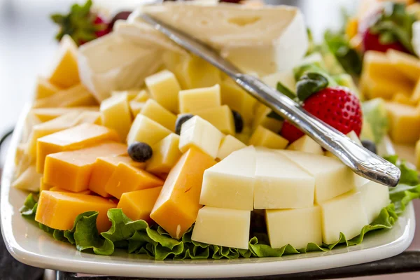 Vassoio frutta e formaggio in mostra — Foto Stock