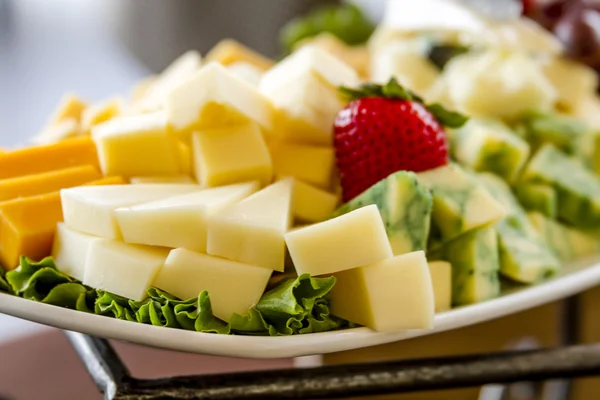 Vassoio frutta e formaggio in mostra — Foto Stock