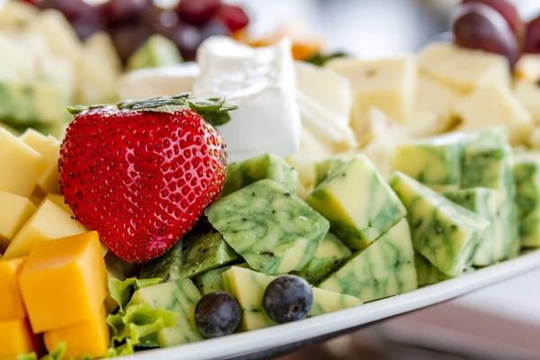 Vassoio frutta e formaggio in mostra — Foto Stock