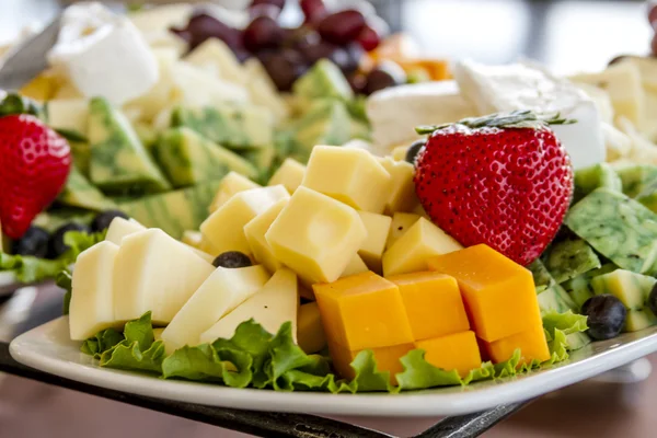 Meyve ve peynir tepsisi ekranda — Stok fotoğraf