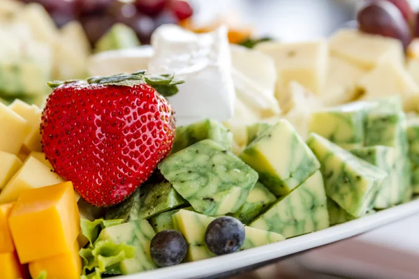 Vassoio frutta e formaggio in mostra — Foto Stock