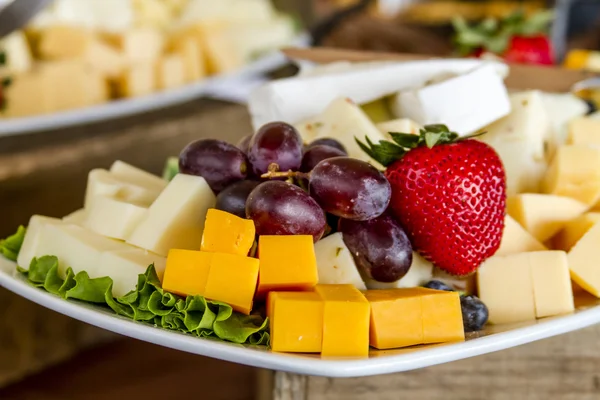 Owoce i taca serów na wyświetlaczu — Zdjęcie stockowe