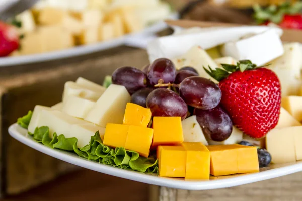 Vassoio frutta e formaggio in mostra — Foto Stock