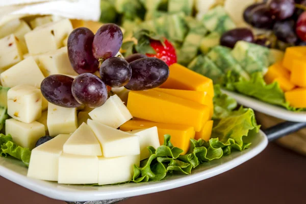 Vassoio frutta e formaggio in mostra — Foto Stock