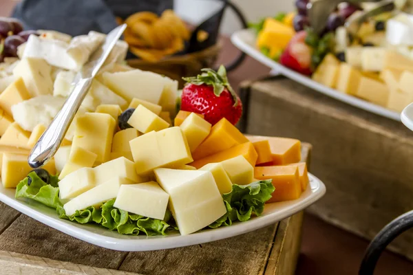 Vassoio frutta e formaggio in mostra — Foto Stock