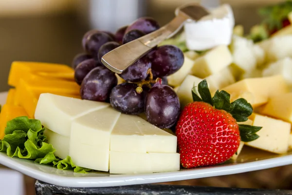 Vassoio frutta e formaggio in mostra — Foto Stock