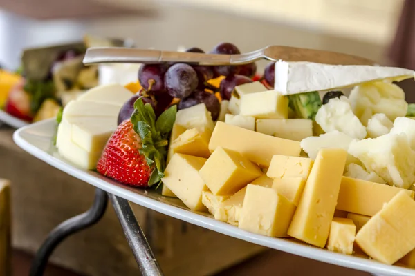 Vassoio frutta e formaggio in mostra — Foto Stock