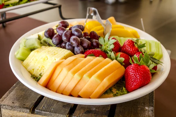 Obst- und Käsetablett ausgestellt — Stockfoto