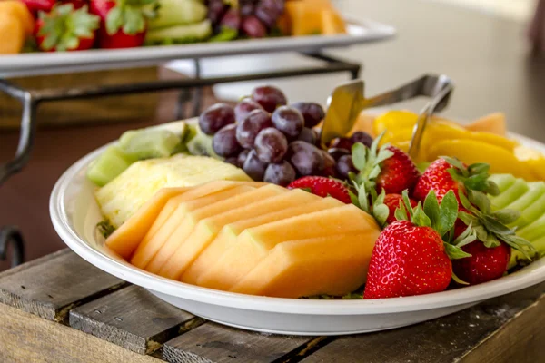 Obst- und Käsetablett ausgestellt — Stockfoto