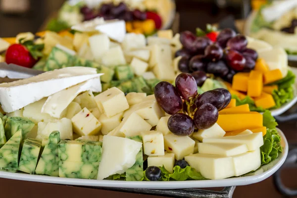 Frukt och ost bricka på displayen — Stockfoto