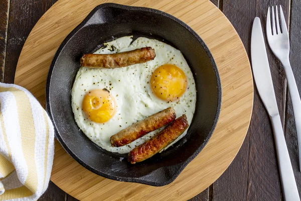 Fried Eggs in Cast Iron Skillet — Stock Photo, Image