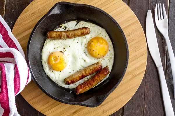 Fried Eggs in Cast Iron Skillet — Stock Photo, Image