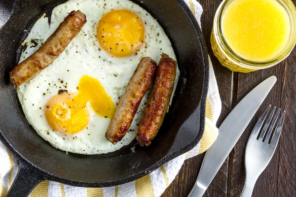 Fried Eggs in Cast Iron Skillet — Stock Photo, Image