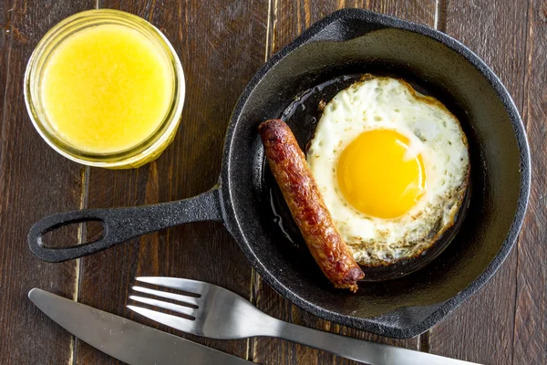 Huevos fritos en sartén de hierro fundido — Foto de Stock