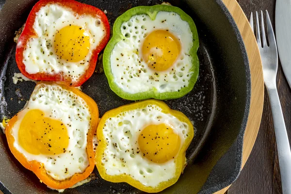 Жареные яйца в чугунной сковороде — стоковое фото