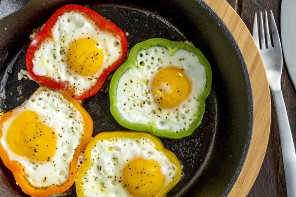 Huevos fritos en sartén de hierro fundido — Foto de Stock