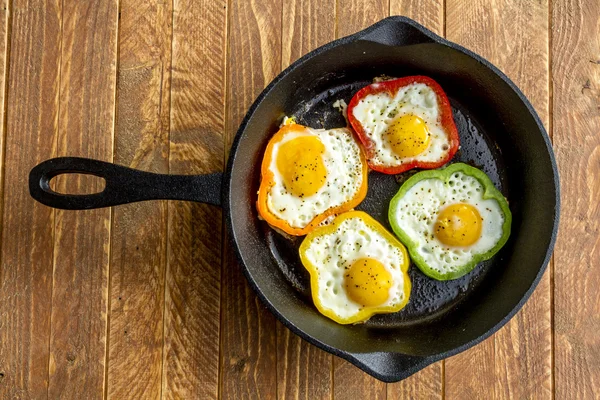 Huevos fritos en sartén de hierro fundido — Foto de Stock