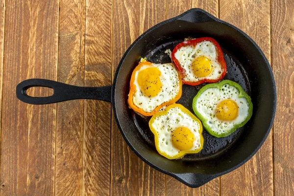 Huevos fritos en sartén de hierro fundido — Foto de Stock