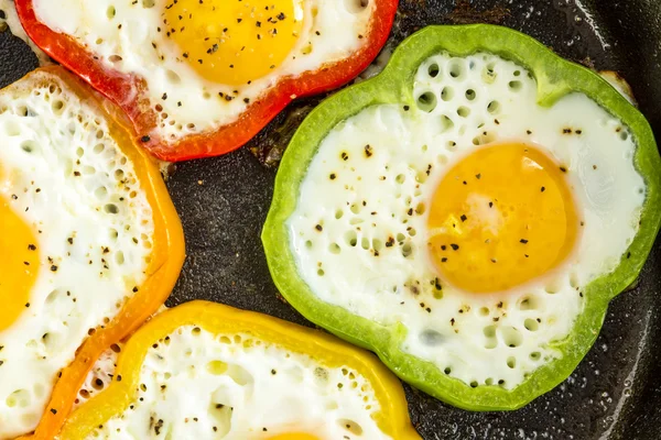 Huevos fritos en sartén de hierro fundido — Foto de Stock