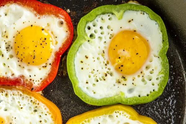 Huevos fritos en sartén de hierro fundido — Foto de Stock